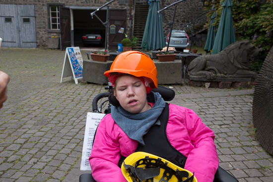 Sissel var ikke ubetinget tilfreds med at have en sikkerhedshjelm på