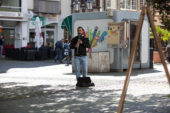 Gademusikanter spiller flere steder i byen