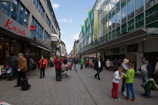 En af de brede gågader med butikker i Koblenz