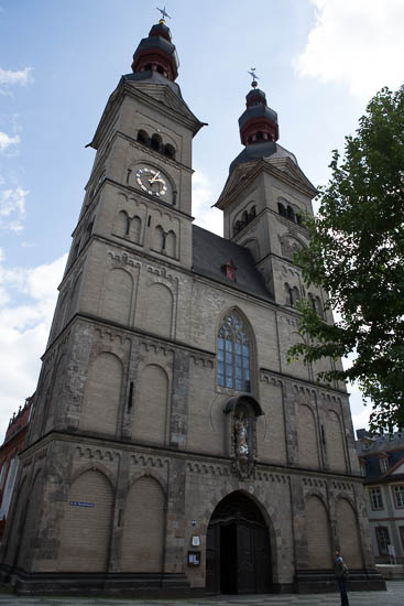 Liebfrauenkirche er fra 1180. Den blev ødelagt i 1944 og genopført i 1950