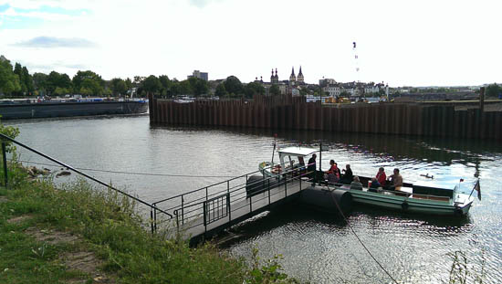 Den lille båd, der sejler mellem campingpladsen og Deutsches Eck