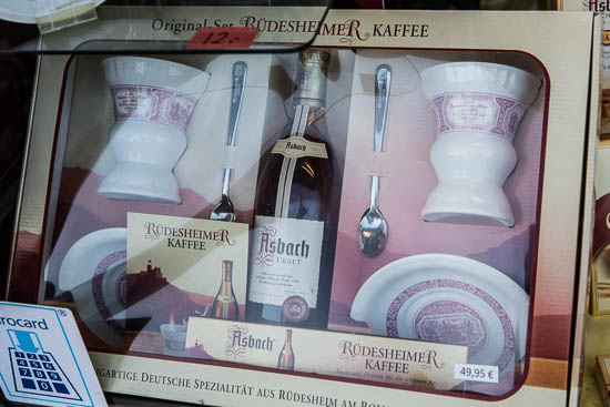Man kan købe Asbach Uralt over alt i Rüdesheim – også i sæt med skeer og de meget specielle krus