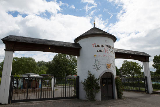 Den flotte og imponerende port ind til campingpladsen