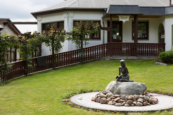 Campingpladsens lille butik. Det er også indgangen til den hyggelige Biergarten