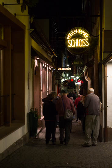 Samme gade om aftenen