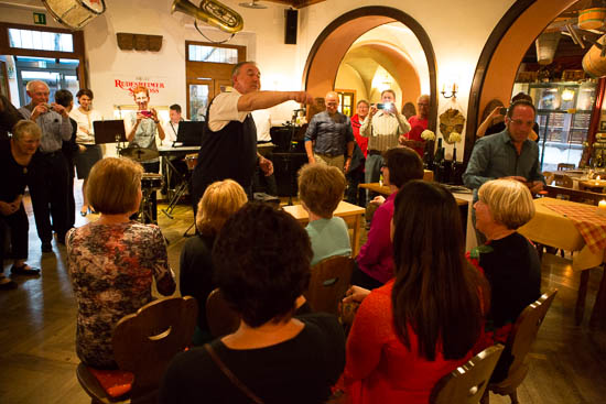 Her lærer orkesteret en samling amerikanske turister at spille Edelweis på ko-klokker. Det lød ad H…. til, men amerikanerne morede sig og var glade for at opleve ’ægte’ tysk stemning ;)