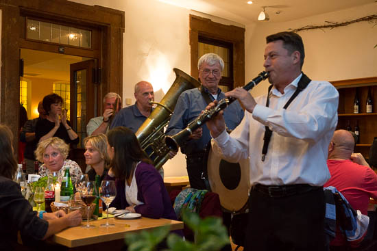 Hornmusik mellem bordene på restauranten