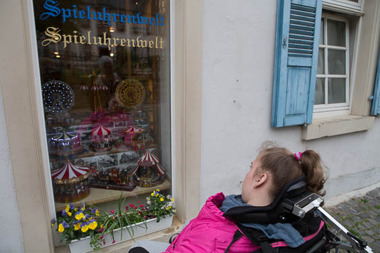 Imellem alle souvenirbutikkerne er der også nogle rigtig fine butikker med spændende ting – f.eks. denne butik med spilledåser. Den syntes Sissel var meget spændende