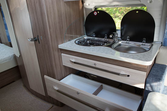 Køkkenet med de store og meget rummelige skuffer