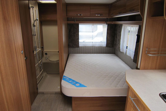 Her er en Allegra 470. Bemærk sengen er ikke afskåret  hjørnet og badeværelset har mulighed for afskærmning så det fungerer som en brusekabine