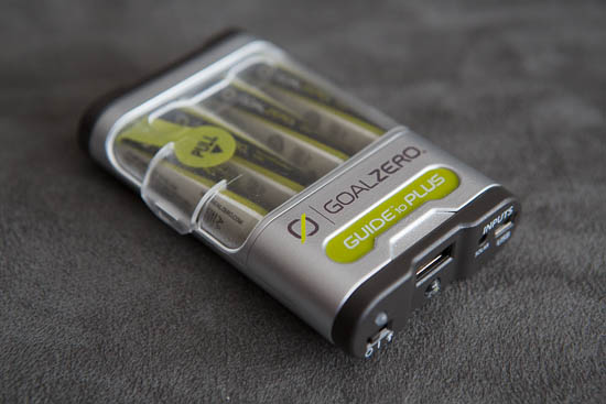 Guide 10 opladeren har plads til 4 AA batterier. Med den medf&oslash;lgende adapter kan den ogs&aring; oplade AAA batterier