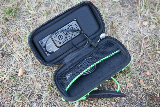 Der er indbygget kabel til en musikafspiller &ndash; f.eks. en MP3-afspiller eller en Smartphone