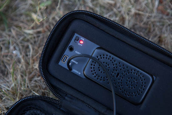 Alle tilslutninger sidder godt beskyttet i en lomme p&aring; bagsiden af h&oslash;jtaleren