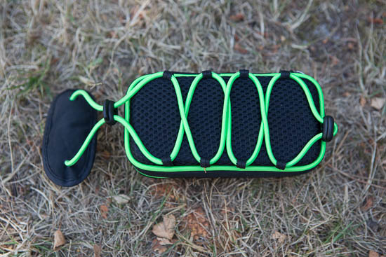 Elastikken p&aring; bagsiden g&oslash;r det muligt at fastg&oslash;re RockOut til teltst&aelig;nger, remme o.l.