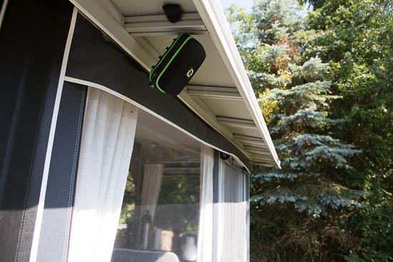 Her har vi h&aelig;ngt RockOut under udh&aelig;nget p&aring; forteltet