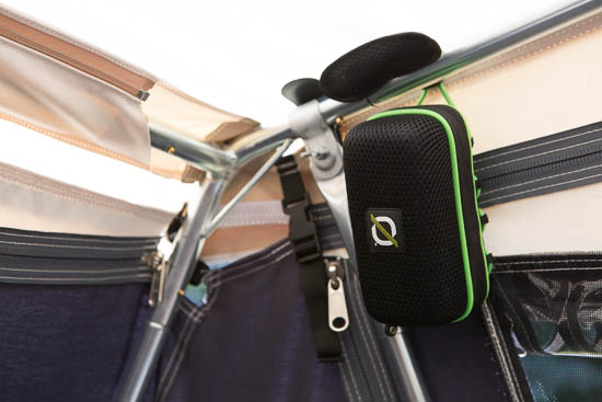 Den kan ogs&aring; h&aelig;nge p&aring; en teltstang inde i teltet