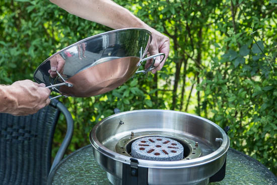Wok’en er super flot i det blanke stål og den gyldne kobberbund