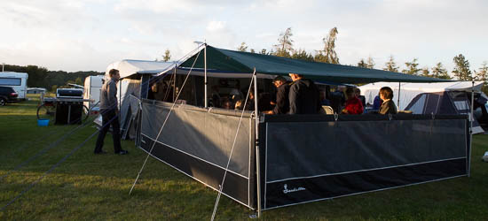 Deltagerne ankom til Fårup Sø Camping i løbet af fredag eftermiddag, og kl. 20:00 mødtes man til velkomst og hygge.