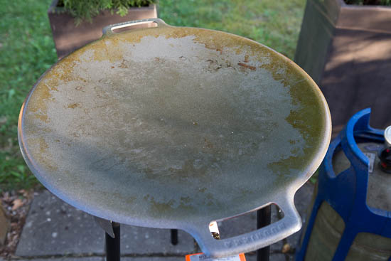 Her er panden kogt af med vand og t&oslash;rret ren med k&oslash;kkenrulle
