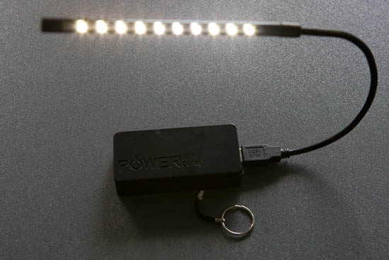 Har man en PowerBank kan man b&aring;de bruge den som energikilde til Luna Light, og samtidig fungerer den som fod