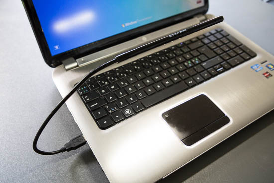Her har vi sat Luna Light direkte i computerens USB stik, og s&aring; har vi masser af lys over tastaturet