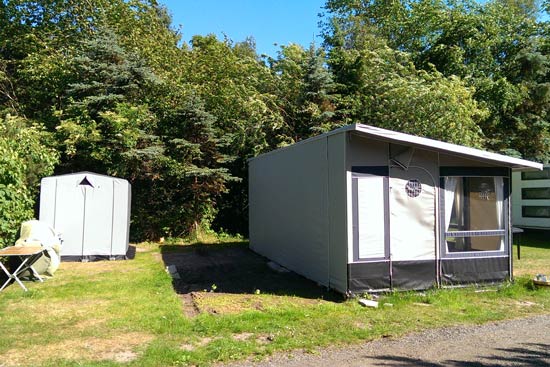 Forteltet stod frit under den ene af orkanerne. Teltet er monteret på et tungt og solidt gulv, så det hverken flyttede sig eller trillede rundt