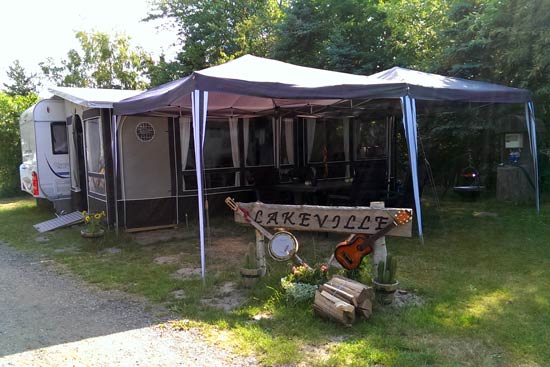 Vi satte et par pavilloner op foran forteltet. Dels gav det skygge til os, og dels holdt de temperaturen nede inde i forteltet