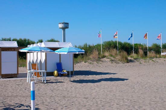 Campingpladsen har ogs&aring; k&oslash;restole specielt beregnet til brug p&aring; stranden