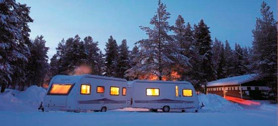 Central- og gulvvarme er lækker luksus i en campingvogn, når det sner og fryser udenfor. Men ingen betingelse for at bruge campingvognen til skiferien.
