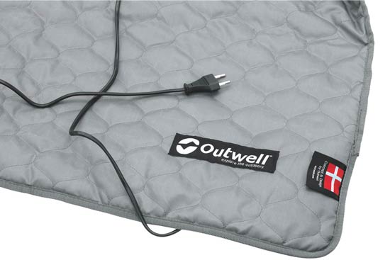 Nu har Outwell gjort endnu et mesterværk, nemlig tæpper med elektrisk gulvvarme som du kan bruge i teltet. Tæppet bliver omkring 40 grader varmt og er nok til at holde dine fødder dejlig varme.