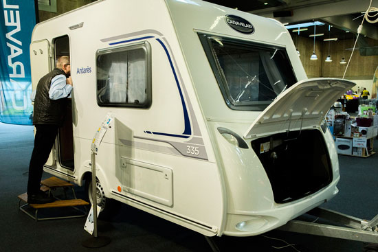 Den lille rappe Caravelair Antares 355, er lille og kompakt med en smart planløsning