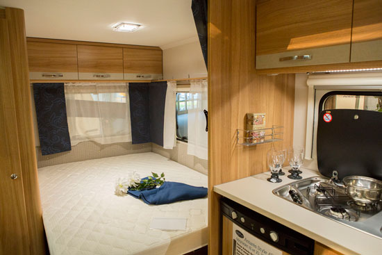 Den store dobbeltseng er uden afskåret hjørne og har meget høj sovekomfort pga. den komfortable madras