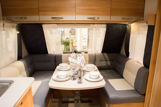 I siddegruppen er der kræset for detaljerne. Den er utroligt rummelig, har god siddekomfort og bordet er søjlebord