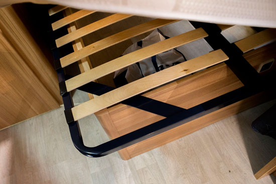 Den rummelige dobbeltseng har lamelbund og metalramme. Og selvfølgelig er der masser af opbevaringsplads under sengen. Der er adgang til rummet under sengen udefra via en stor serviceluge.