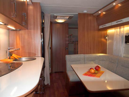 En rumlig familie vogn, med ergonomiske sæder og praktisk indrettet køkkensektion