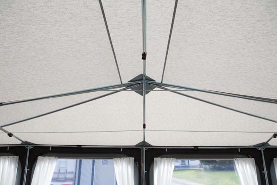 Pentas geniale konstruktion gør at forteltet er utroligt stabilt og nærmest selvudspændende