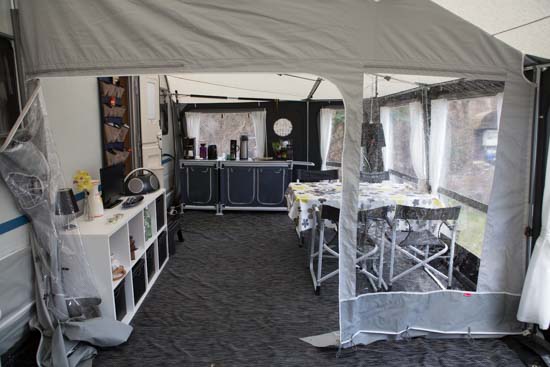 Skillevæggen kan åbnes og lukkes efter behov. Her er den størst mulige åbning