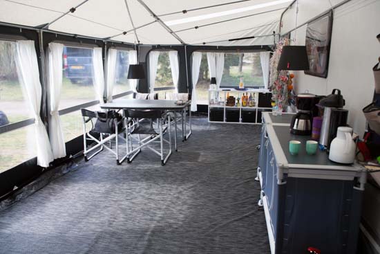 Så er vi på plads, og nyder på lyset og den gode plads i forteltet