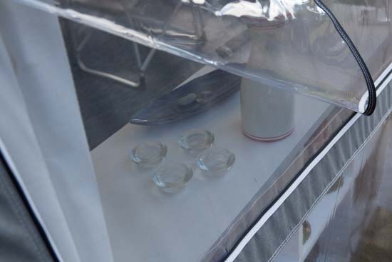 I begge gavle er der oplukkelige vinduer med myggenet