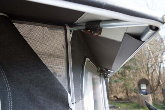 Desuden er der ventilationsåbninger med myggenet i de to hjørner