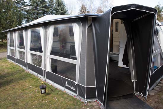 Vi satte også en dørmarkise. Den sikrer at vi ikke får vand ned af ryggen fra udhænget, hvis vi skal ud eller ind af teltet i regnvejr.