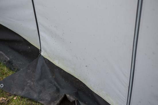 Redskabsteltet er ikke blevet særlig beskidt efter næsten et år i skovbrynet. Her er det værste sted, og det gjort rent med en klud opvredet i vand