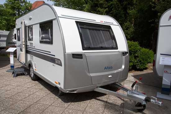 Adria Altea 492 LU er en praktisk campingvogn til de rejsende campister