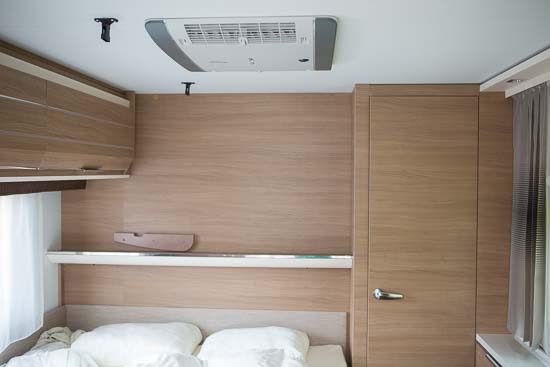 Inde i campingvognen bemærker man næsten ikke airconditionen i loftet