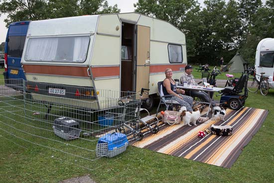 Deltagerne er så småt ved at være på plads. Hugo & Gitte har til denne tur valgt den lille CV. Forståeligt nok - med den store CV, havde der næppe været plads til en hundegård af disse dimensioner ;) Bemærk også Tipi'en i baggrunden - den er ikke set før, på et AOC træf. Også den bestod vind prøven!