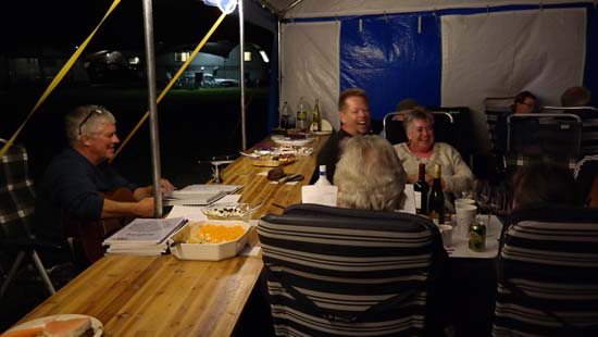 Kagerne er så småt ved at være fortæret – i stedet starter live musikken - DET er dælme godt nok hyggeligt ! :)