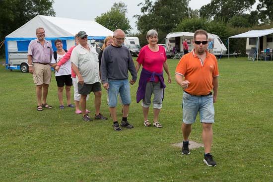 Tur guide Jimmy, har talt sin flok op og begiver sig afsted på vandretur rundt i Maribo. Ved ikke og den er gal med tælleapparatet, men Jimmy havde i hvert fald ikke så mange med hjem, som han tog afsted med .... ??!!!!??