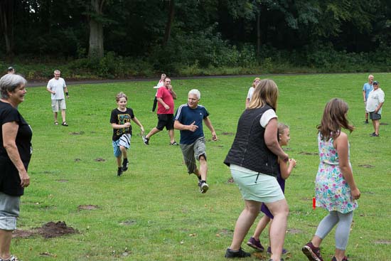 Der bliver så sandelig gået til makronerne - bemærk hvordan en ængstelig mor, beskytter sin lille pige, inden Bjarne & Co kommer tromlende henover marken, som en bison i brunst !!