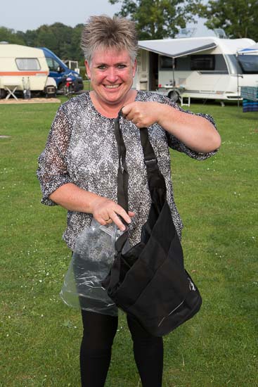 Glade Tina vinder en skuldertaske.