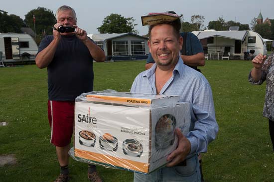 Med de konkurrencer vi havde i år, var det svært at udpege en enkelt vinder til hovedpræmien, så et enigt træf arrangør udvalg beslutter, at hovedpræmien i år skal gå til træffets figther. En herre som var med i alle konkurrencer, og gav sig 1000% i dem alle. En herre som trods sin ringe størrelse, altid spreder godt humør og latter. Tillykke Jimmy :)